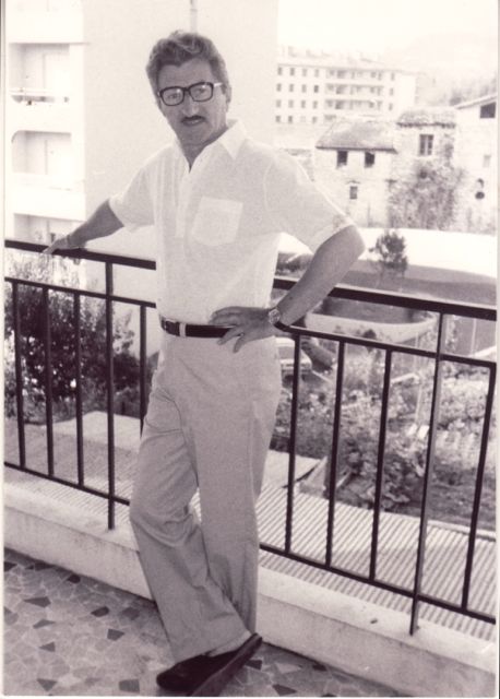 De vermomming voor zijn eerste spionage-opdracht had beter gekund.